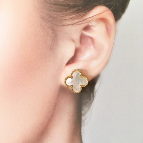 ホワイトシェル×ゴールド クローバーイヤリングLuxe イヤリング