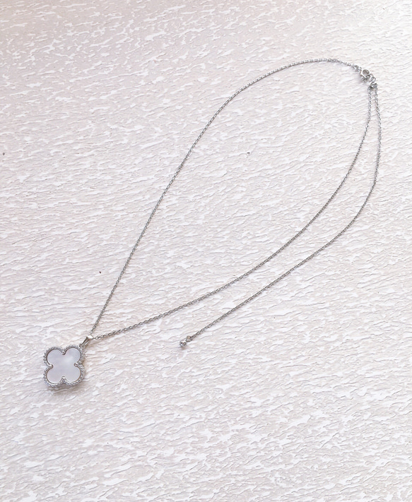 ホワイトシェル×シルバー　クローバー ネックレス Luxe 3枚目の画像