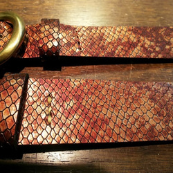 カーブベルト　イタリア牛革一枚革３㎝幅　スネーク柄ゴールドムラ染型押し　真鍮無垢バックル丸型ネジレ　ユニセックス 2枚目の画像