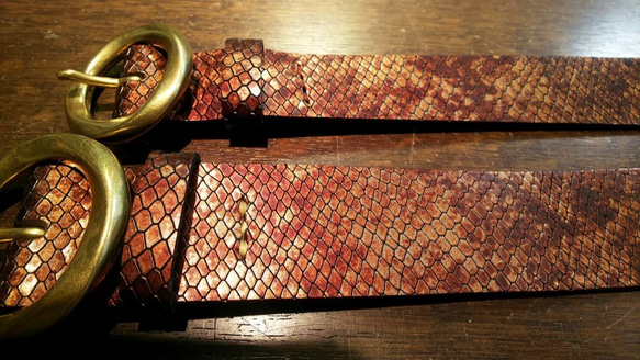 カーブベルト　イタリア牛革一枚革３㎝幅　スネーク柄ゴールドムラ染型押し　真鍮無垢バックル丸型ネジレ　ユニセックス 2枚目の画像