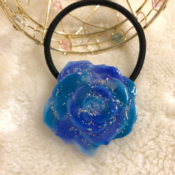 花型ヘアゴム ネイビー×青緑　バラ　かんざし　ブローチ 2枚目の画像
