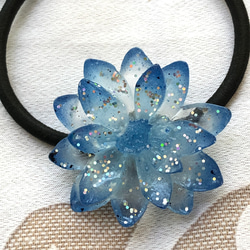 花型ヘアゴム 紺×水色　かんざし　ヘアピン 2枚目の画像