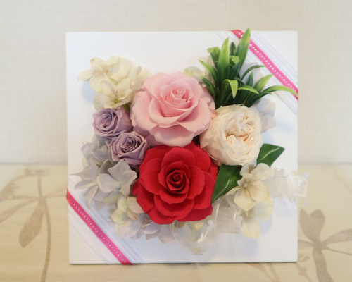 プリザーブドフラワーのフレームアレンジです。【クリアーケース付】で