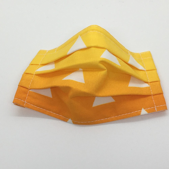 【小学高学年用（M）】 三角うろこ（オレンジグラデーション）　プリーツマスク 2枚目の画像