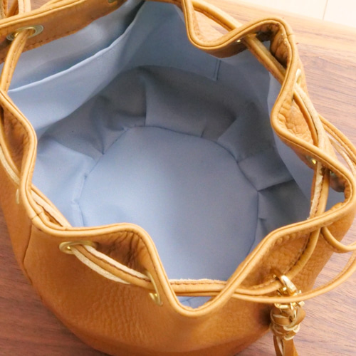 定価8万 イタリア製 レザーハンドバッグ チェーン 巾着 キャメル レザーバッグ チェーンストラップ付き巾着バッグ ハンドバッグ