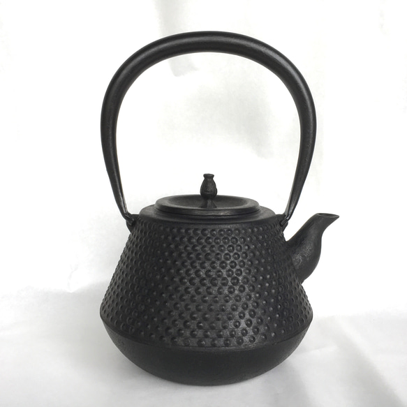 未使用品　南部虎山工房造　１０型アラレ　南部鉄瓶　南部鉄器　鉄瓶 南部鉄器 鉄瓶 山成アラレ 1ℓ その他キッチン小物 南部鉄器工房村咲