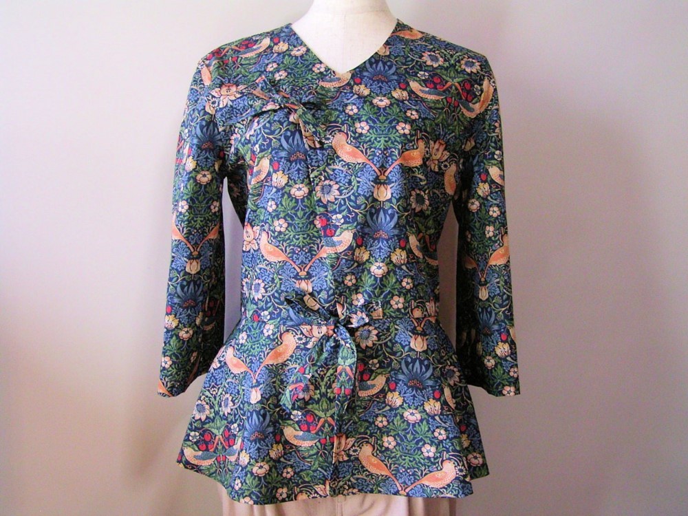 春夏ファッションアイテム、綿ローンプリント、上下リボン結びペプラムブラウス