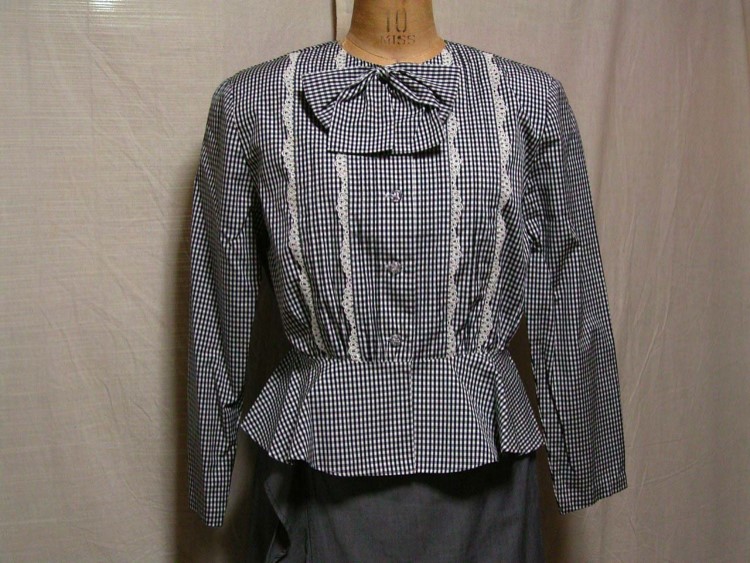 ギンガムチェック、ノーカラー、ピンタック、ぺプラムブラウス