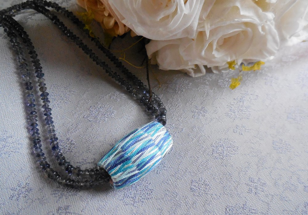 ペンダント兼帯留め　千草色chikusairo 加賀ゆびぬき　絹糸