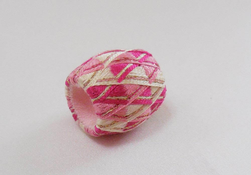 ペンダント兼帯留め　桃色momoiro 加賀ゆびぬき　絹糸