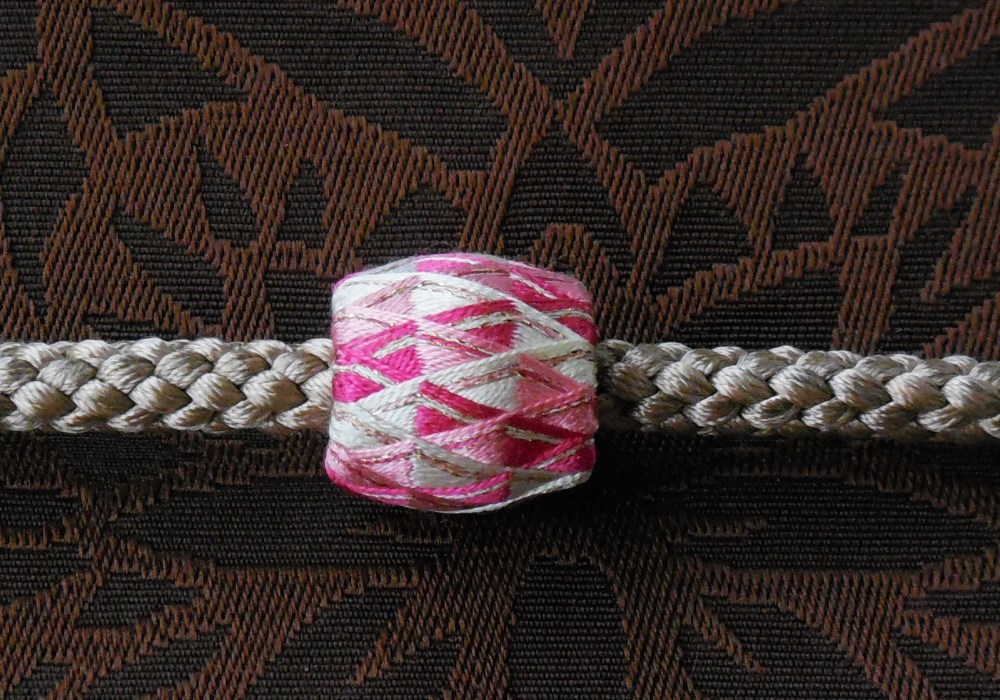 ペンダント兼帯留め　桃色momoiro 加賀ゆびぬき　絹糸