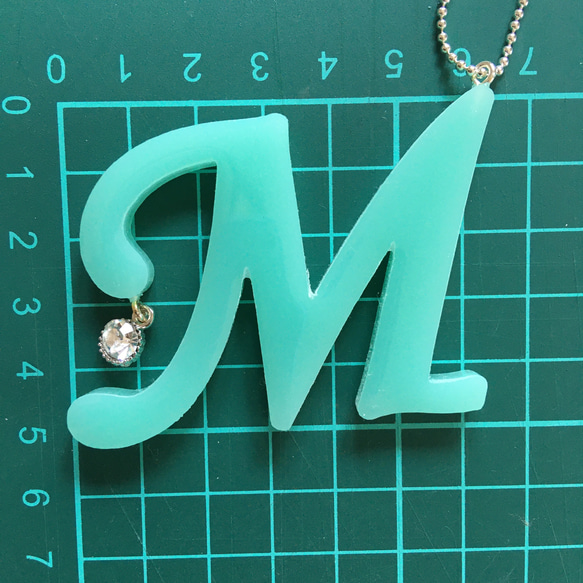 ブルーボックスカラー　オリジナルアルファベット　バッグチャーム「M」 2枚目の画像