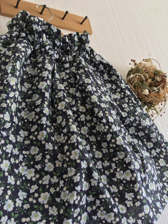 ジャスミン 柄　ローン生地のフリルスカート 2枚目の画像