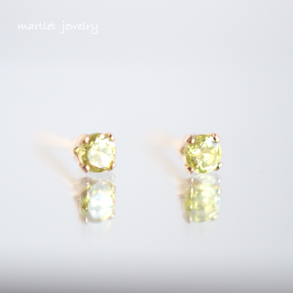 14kgf スフェーン(4本爪/3mm)  天然石ピアス 7月誕生石