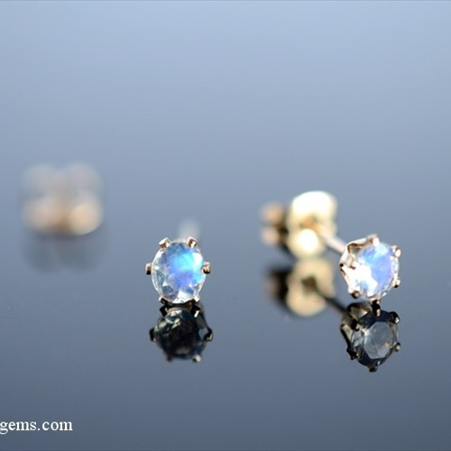 14kgf*ロイヤルブルー ムーンストーン (3mm/6本爪) 天然石ピアス