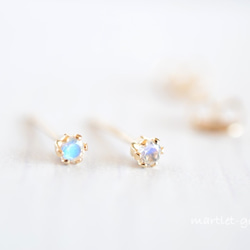 14kgf ロイヤルブルー ムーンストーン(2mm/6本爪)天然石ピアス 6月誕生石 7枚目の画像