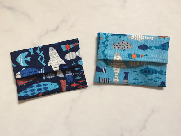 ミニポケットティッシュケースお魚いっぱい柄2色セット 1枚目の画像