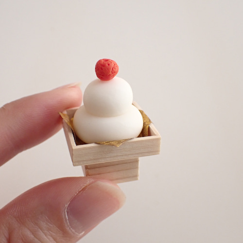 鏡餅と三宝、台座　ガラス細工　ミニチュア 飾りだな(三宝)つき 橙をのせたミニチュア鏡もち✨ 鏡餅