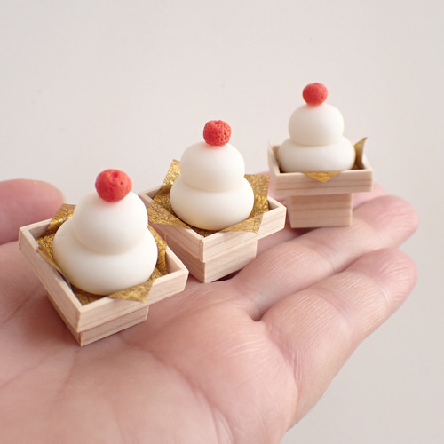 鏡餅と三宝、台座　ガラス細工　ミニチュア 飾りだな(三宝)つき 橙をのせたミニチュア鏡もち✨ 鏡餅