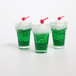 【クリームソーダ】緑がキレイなミニチュアドリンク　純喫茶くりいま 3枚目の画像