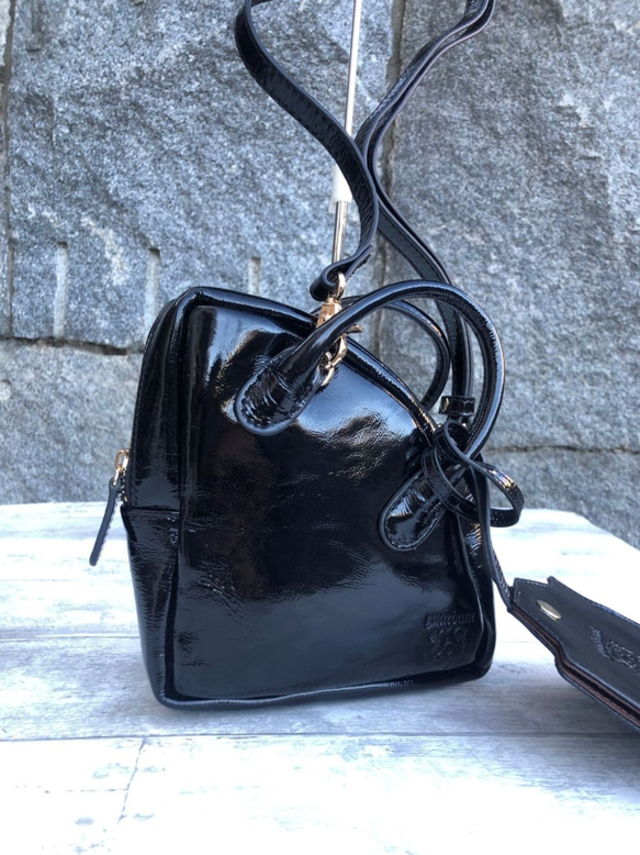 セール55％OFF【マスクケース付き】mini USAGI BAG　エナメルレザーショルダーバッグ（本革）BLACK 1枚目の画像