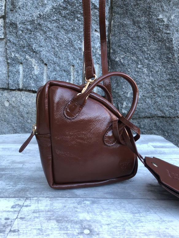 セール55％OFF【マスクケース付き】mini USAGI BAG　エナメルレザーショルダーバッグ（本革）BROWN 2枚目の画像