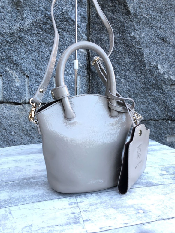 セール【マスクケース付き】mini BUCKET BAG　エナメルレザーショルダーバッグ（本革）GRAY BEIGE 1枚目の画像