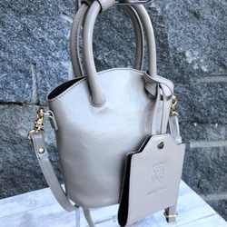 セール【マスクケース付き】mini BUCKET BAG　エナメルレザーショルダーバッグ（本革）GRAY BEIGE 2枚目の画像