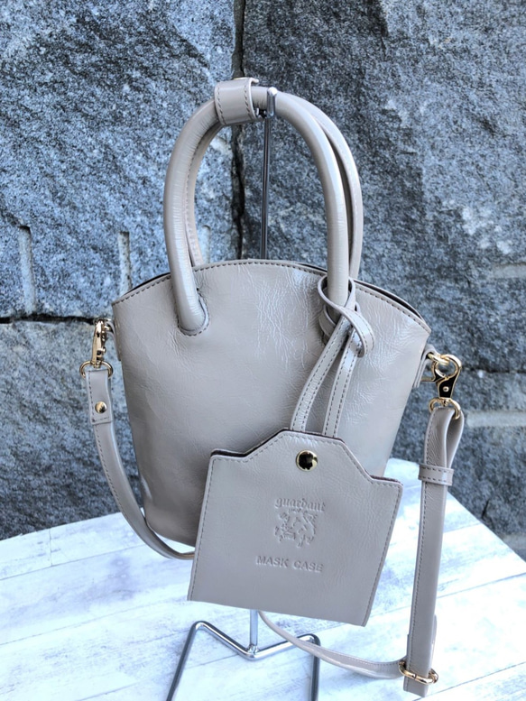 セール【マスクケース付き】mini BUCKET BAG　エナメルレザーショルダーバッグ（本革）GRAY BEIGE 3枚目の画像