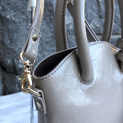 セール【マスクケース付き】mini BUCKET BAG　エナメルレザーショルダーバッグ（本革）GRAY BEIGE 4枚目の画像