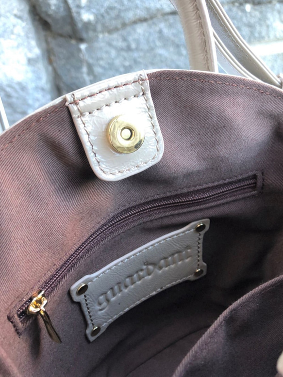 セール【マスクケース付き】mini BUCKET BAG　エナメルレザーショルダーバッグ（本革）GRAY BEIGE 5枚目の画像