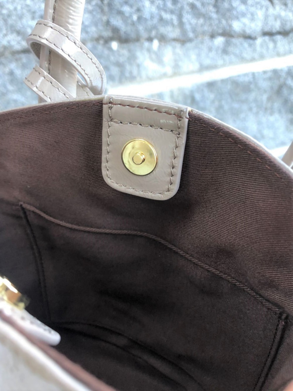 セール【マスクケース付き】mini BUCKET BAG　エナメルレザーショルダーバッグ（本革）GRAY BEIGE 6枚目の画像