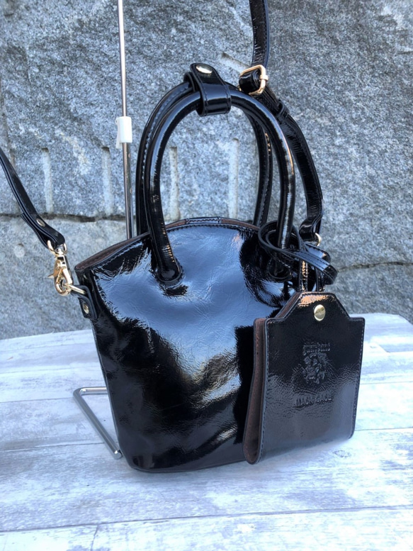 セール50％オフ【マスクケース付き】mini BUCKET BAG　エナメルレザーショルダーバッグ（本革）BLACK 1枚目の画像