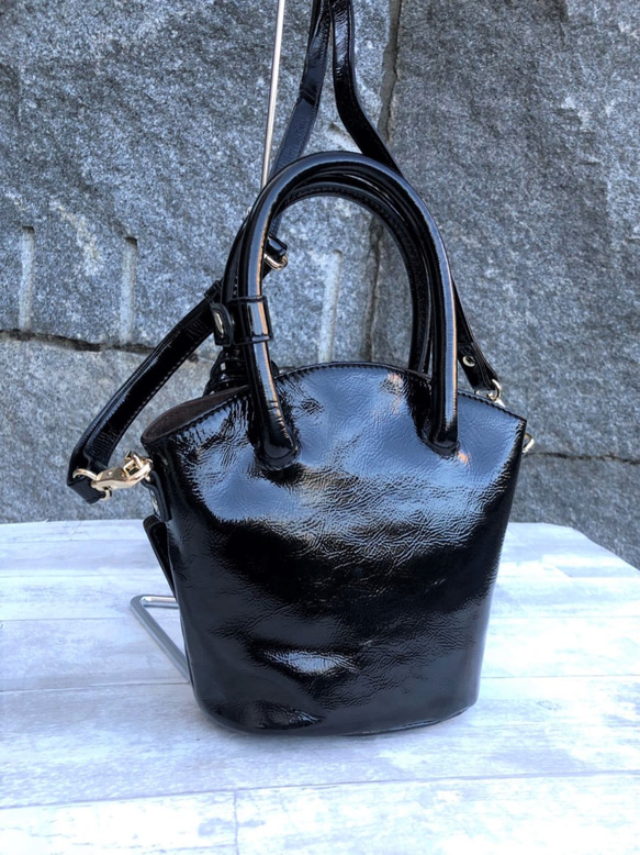 セール50％オフ【マスクケース付き】mini BUCKET BAG　エナメルレザーショルダーバッグ（本革）BLACK 2枚目の画像