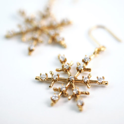 ハンドメイド 雪の結晶 イヤリング♡ 雪の結晶のイヤリング ～四季彩～ （ つまみ細工＊受注制作
