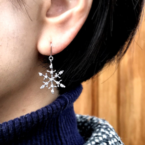 94 立体的な雪の結晶とブラック系じゃら　ピアスorイヤリング 150-11-43.jpg