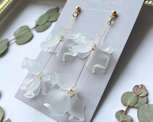 再販☆ヒラヒラ花びらの揺れるピアス/イヤリング《クリアフロスト