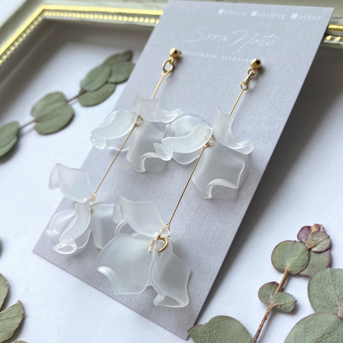 再販☆ヒラヒラ花びらの揺れるピアス/イヤリング《クリアフロスト