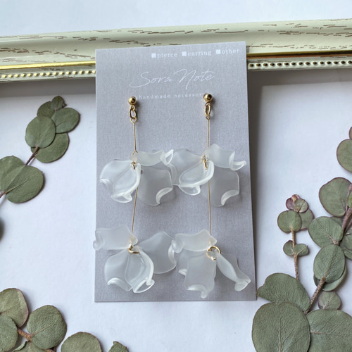 再販☆ヒラヒラ花びらの揺れるピアス/イヤリング《クリアフロスト  