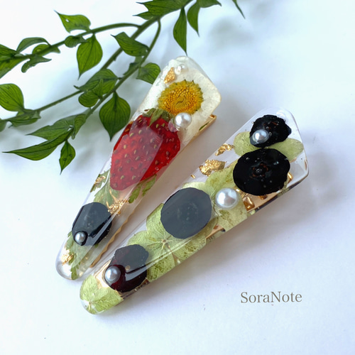 本物☆苺とブルーベリーのヘアクリップ＊押しフルーツ＊果物 ヘア 