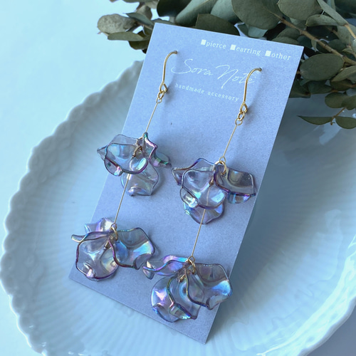 再販♡ヒラヒラ花びらの揺れるピアス/イヤリング《グレーオーロラ》金  