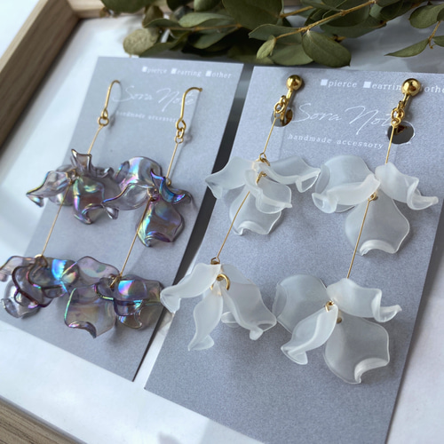 再販♡ヒラヒラ花びらの揺れるピアス/イヤリング《グレーオーロラ》金  