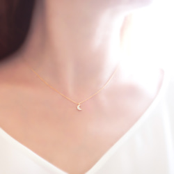 14KGF「小さな月の CZ ゴールド ネックレス 」 Crescent Moon Necklace 2枚目の画像