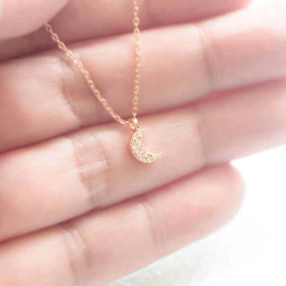 14KGF「小さな月の CZ ゴールド ネックレス 」 Crescent Moon Necklace 4枚目の画像