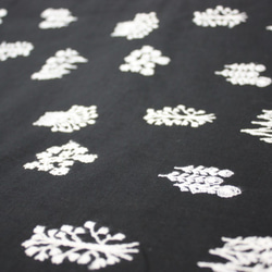 [新品] 刺繍入りシルク地触感シージョ・黒・スペイン製・在庫1枚 草木花刺繍/綿麻シーチング生地/C/#黒生地×オフ白糸 生地 laceya