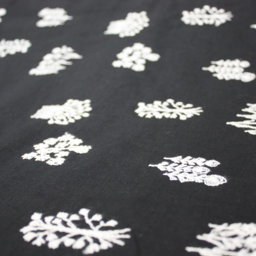 草木花刺繍/綿麻シーチング生地/C/#黒生地×オフ白糸 生地 laceya