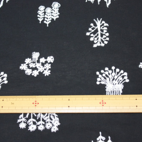 草木花刺繍/綿麻シーチング生地/C/#黒生地×オフ白糸 生地 laceya