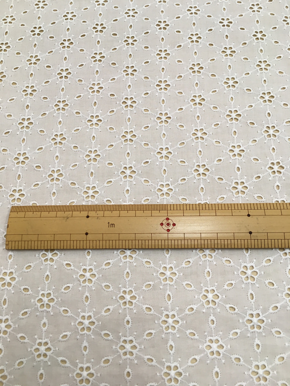 【カットワークフラワー綿レース】日本製/60ローン/生地刺繍 2枚目の画像