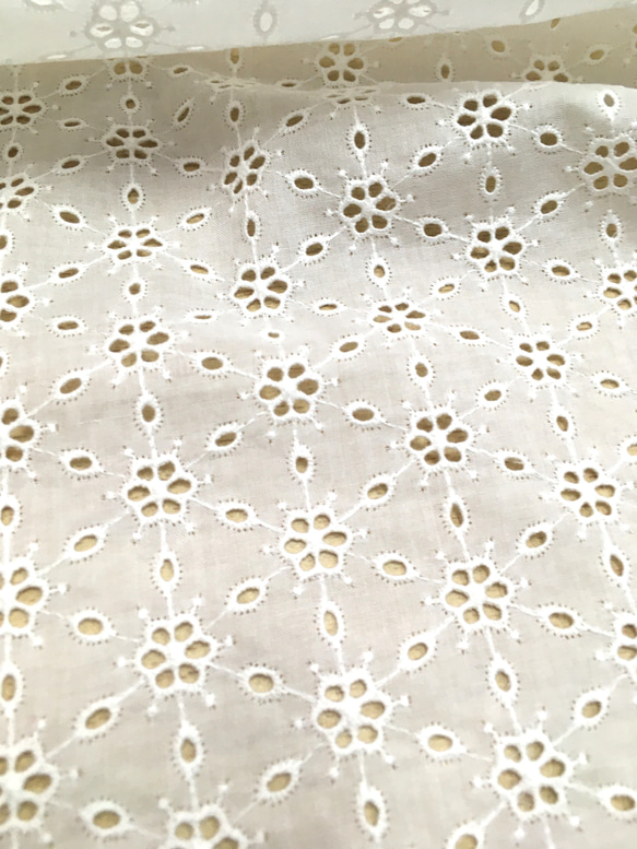 【カットワークフラワー綿レース】日本製/60ローン/生地刺繍 3枚目の画像