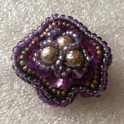 値下げ 星型の紫刺繍ブローチ　本革使用 1枚目の画像